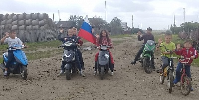 Проехали под флагом России