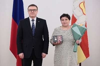 Жительнице Парижа вручен знак «Материнская слава»