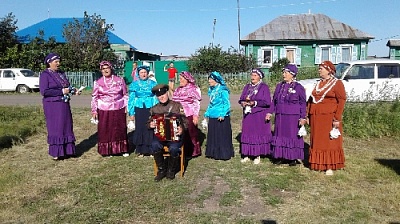 Арсинские артисты спели для односельчан