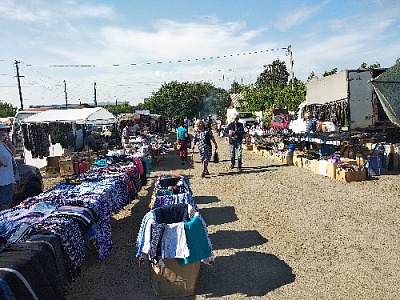 Торговля для жителей или опасность заразиться?