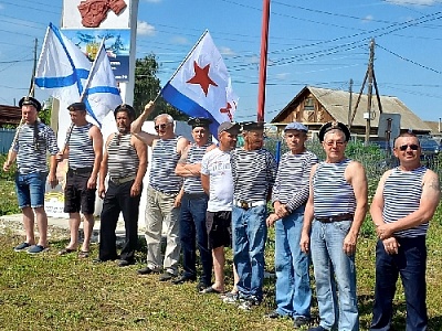 Провели автопробег и почтили память моряков