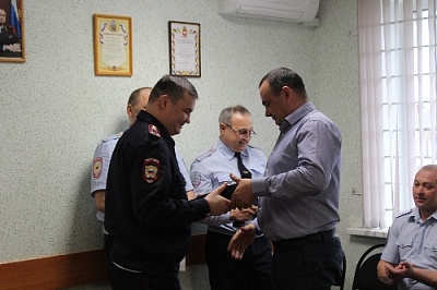 Нагайбакским полицейским вручены престижные ножи 