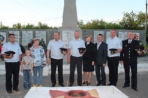 Зажгли свечи и возложили цветы