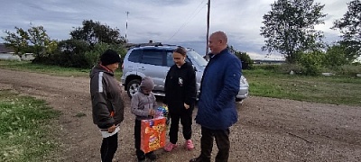 Помогли собрать детей в школу