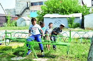 Жители Фершампенуаза сами благоустроили детскую площадку