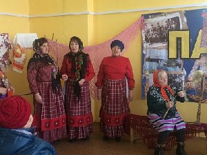 Парижане не только поют, но и учат прясть шерсть