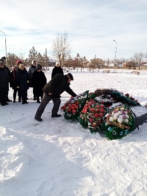 Возложили венки  к обелиску