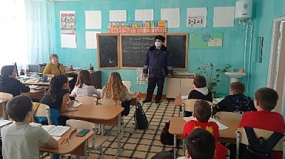 Профилактические беседы со школьниками и воспитанниками детских садов провели сотрудники Госавтоинспекции Нагайбакского района