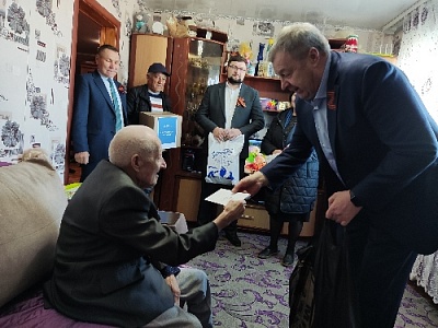 Вручили подарки ветеранам