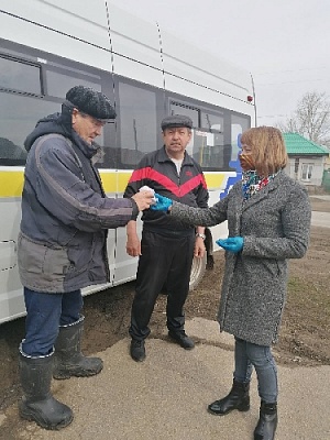 В Нагайбакском районе продолжается доставка продуктов и лекарств пожилым