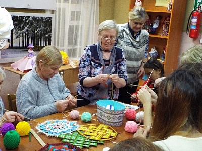 В Нагайбакском районе всех желающих учили изготавливать гигантские цветы 