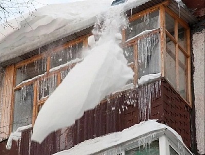 На Южном Урале от упавшей массы снега пострадала женщина 