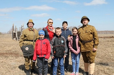 Держали в руках оружие и посидели в блиндаже