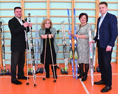 Школьникам лыжи - от компании "Ситно"