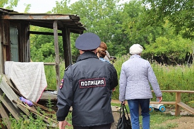 Общественники и полицейские Нагайбакского района навестили семьи с детьми