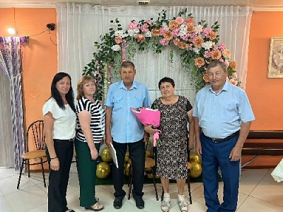 «Золотые» молодожёны