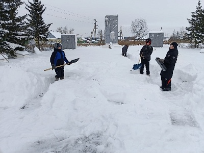 Очистили от снега мемориалы