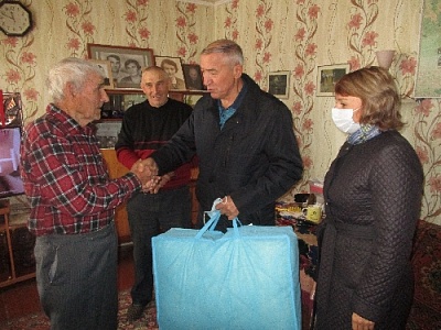 Подарки и поздравительные слова принимают долгожители Нагайбакского  района