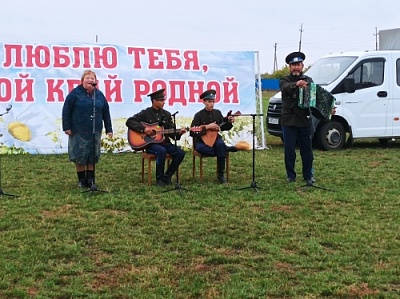 Пели песни, танцевали и катались на верблюдах