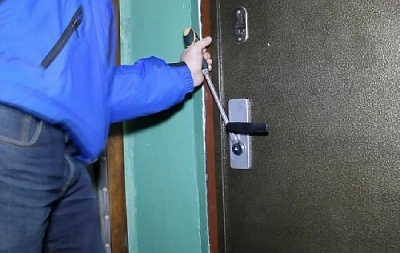 В отсутствие хозяев ограбил квартиру
