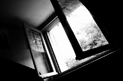 Двухлетняя девочка выпала из окна четвертого этажа дома в областном центре