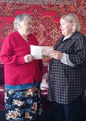 В Нагайбакском районе волонтёры поздравили труженицу тыла 