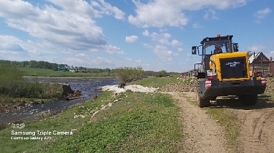 Началась отсыпка дамбы, размытой талыми водами в п. Кужебаевский