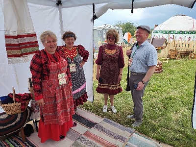 Плели коврик Дружбы и показывали обряд сватовства