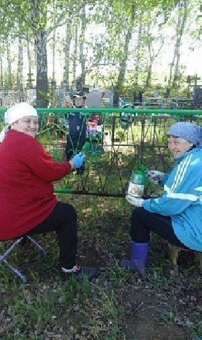 Чернореченцы прибрались на кладбище и помогли потушить пожар