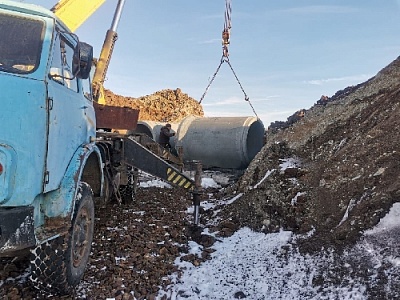 Монтаж водопропускных труб на «Ольгинской плотине»