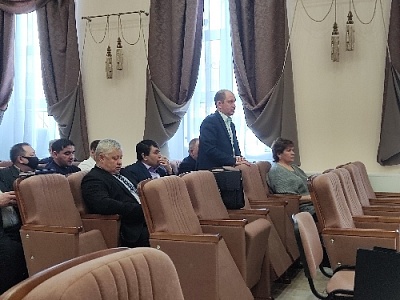 Снег чистят, но техника не справляется