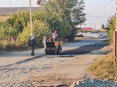 В Фершампенуазе укладывается асфальт по переулку Коммунальный