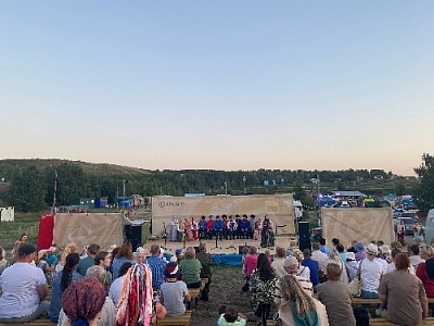 Три тысячи человек отметили День семьи, любви и верности на Аркаиме
