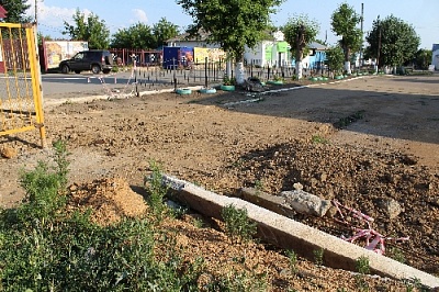 Вместо цветов – кучи глины