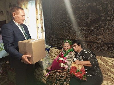 Жительнице Нагайбакского района вручено поздравление от Президента России