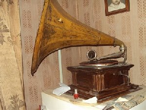 Из Астафьевской школы украли два патефона