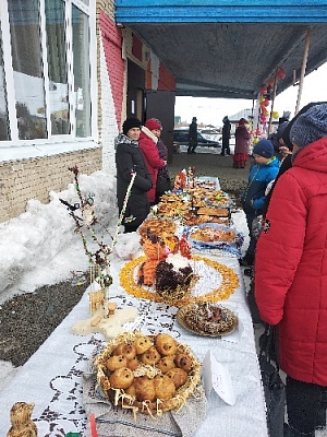 В Париже весело встретили весну