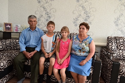 Заменили внукам родных родителей