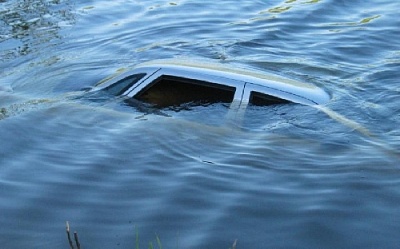 Остроленцев, катавшихся на машине, ищут водолазы 