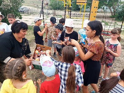 Устроили праздник для своих детей!