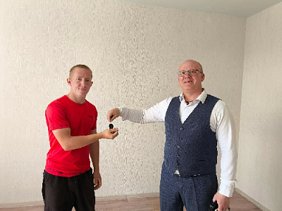 Глава района вручил ключи от квартир детям-сиротам