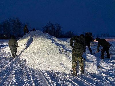 Жители микрорайона Черёмушки в районном центре возводят горку