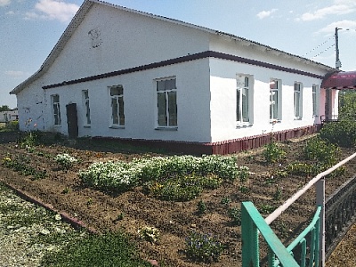 Парижане украшают село