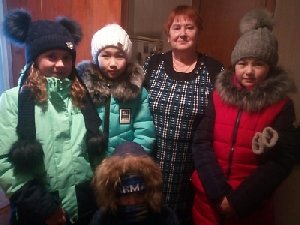 Читатели библиотеки подарили бабушкам рождественские венки