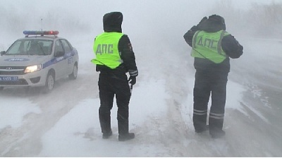 Сотрудники полиции помогают спасать жителей, застрявших в снежных заторах