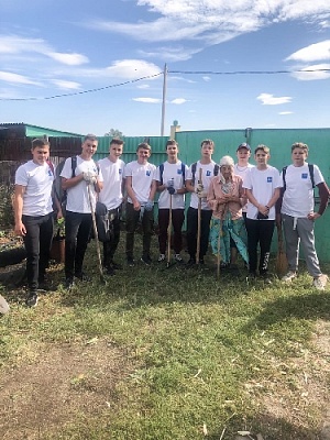 Волонтёры помогли пожилым