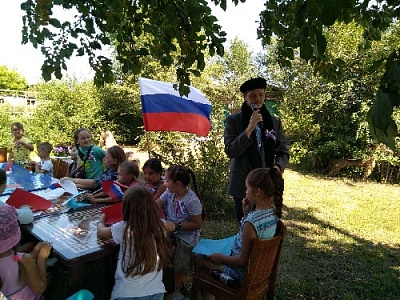 Приклеивали бабочек на флаг и устроили велопробег