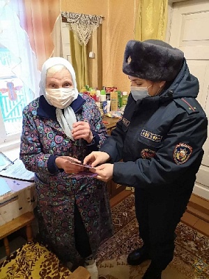 Пожарные побеседовали с пожилыми