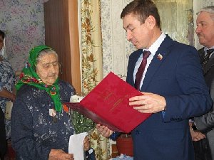 А баба Груша ещё хлеб печёт и стряпает пельмени…