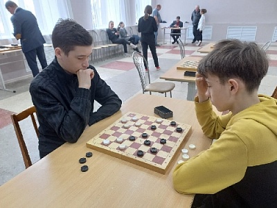 Школьники Нагайбакского района соревновались в игре по шашкам